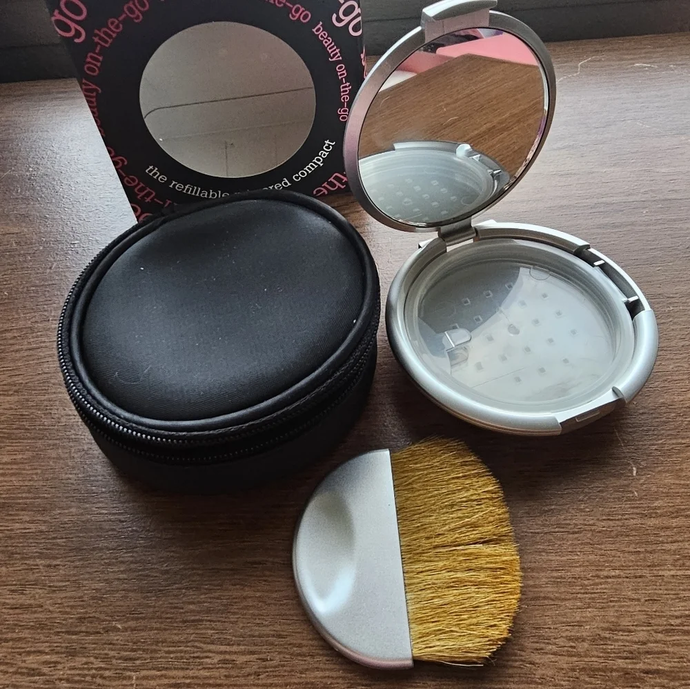 NIB Bare Escentuals Bare Minerals Silver Refillable Compact Beauty On The Go